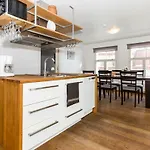 Sea Side And Апартаменты